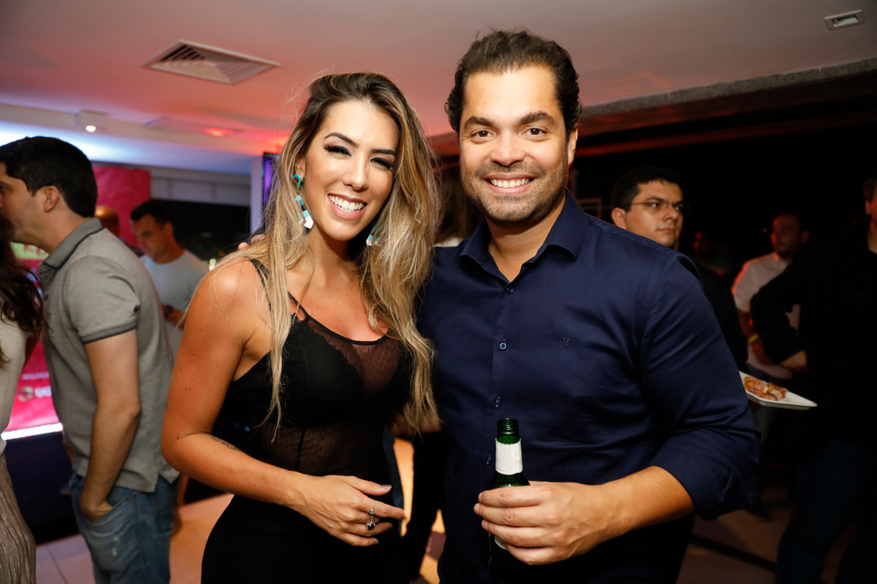 André Vinícius, diretor exceutivo de publicidade do UOL ao lado da Dj Larissa Lahw