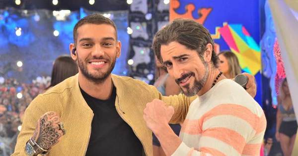 Lucas Lucco posa com Marcos Mion em gravação para o Legendários (Divulgação/TV Record)