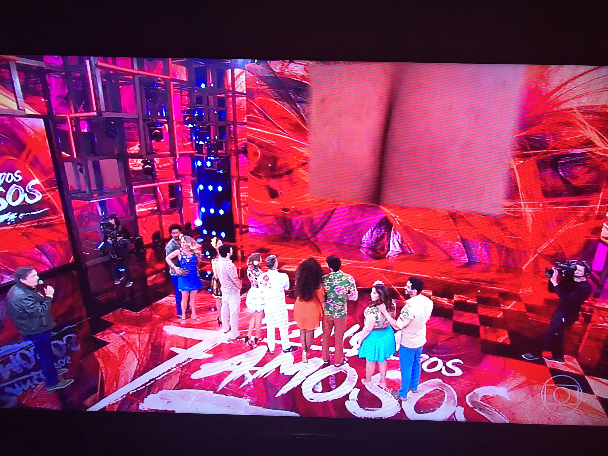 Imagem de uma 'bunda' aparece no telão do Domingão do Faustão