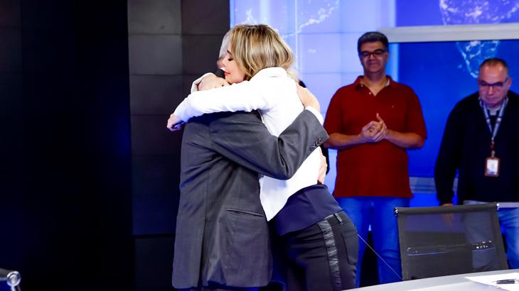 Sheherazade abraça Joseval Peixoto após último SBT Brasil juntos (Gabriel Pinheiro/SBT)