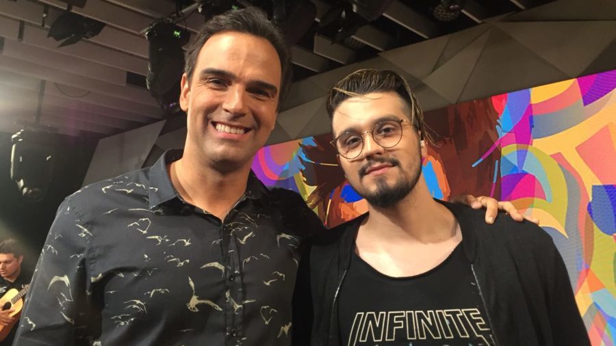 Tadeu Schmidt recebe Luan Santana no primeiro Fantástico do ano.