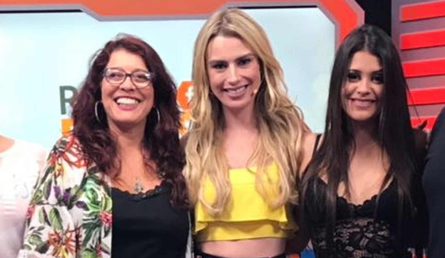 Ana Paula na Mesa-Redonda