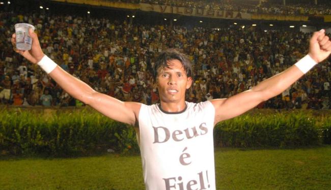 Jogador Índio, do Vitória: locução de jogo feita pela Record foi usado pela Globo (Divulgação)