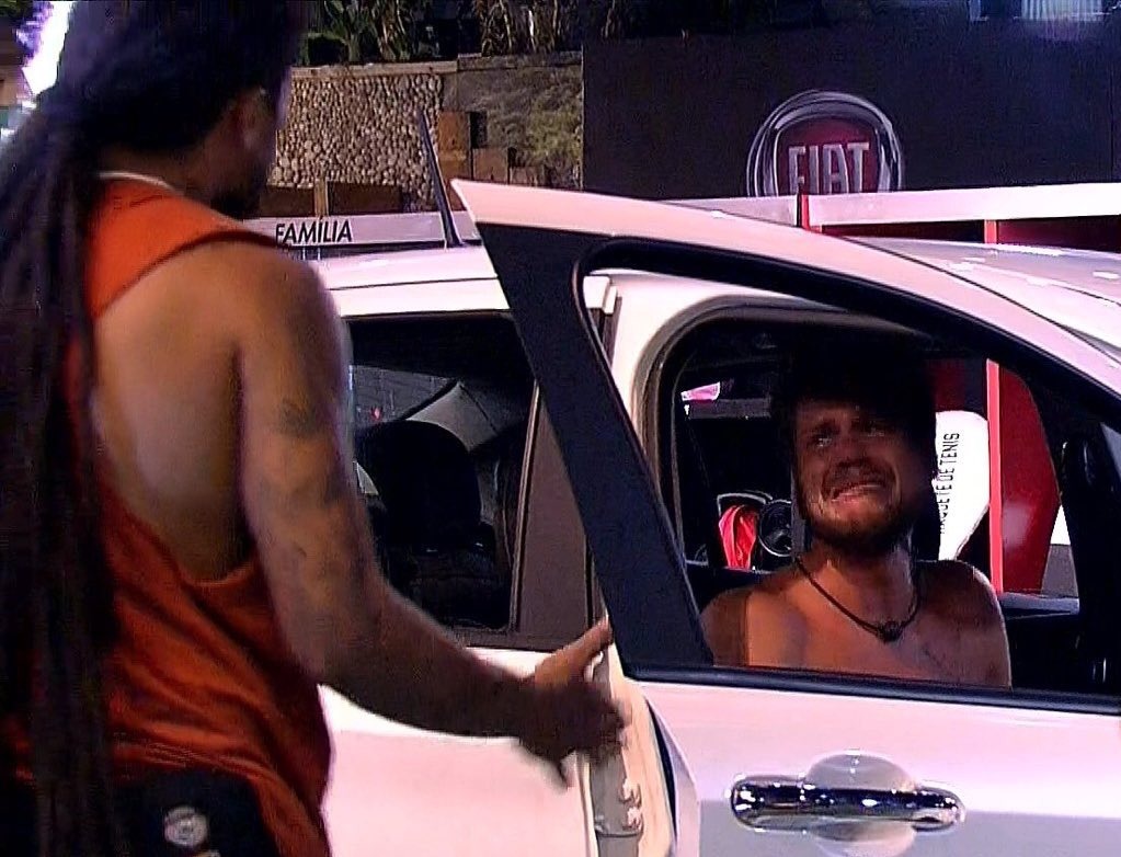 Breno é amparado por brother Viegas após eliminação da Prova do Líder