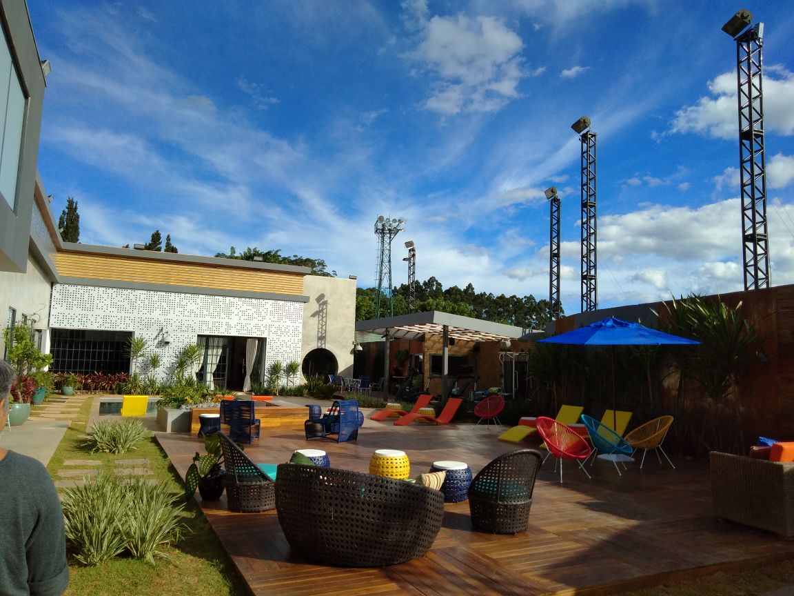 Área externa da casa do Power Couple tem piscina, academia, e uma decoração bem colorida (Divulgação: Foto / Cadu Safner)