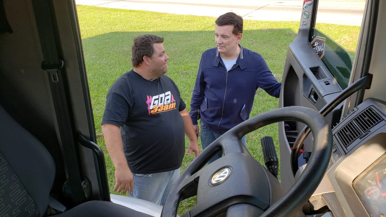 Roberto Cabrini mostra a vida dos caminhoneiros no Conexão Repórter