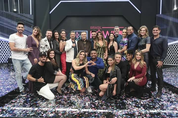 Elenco da terceira temporada do Power Couple Brasil com Gugu após o resultado final (Reprodução: Ana Paula Aido)