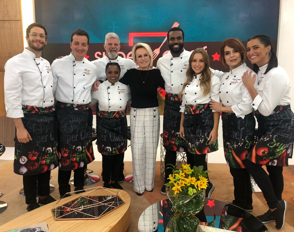 Ana Maria Braga com os participantes do SuperChef Celebridades, reality do Mais Voce