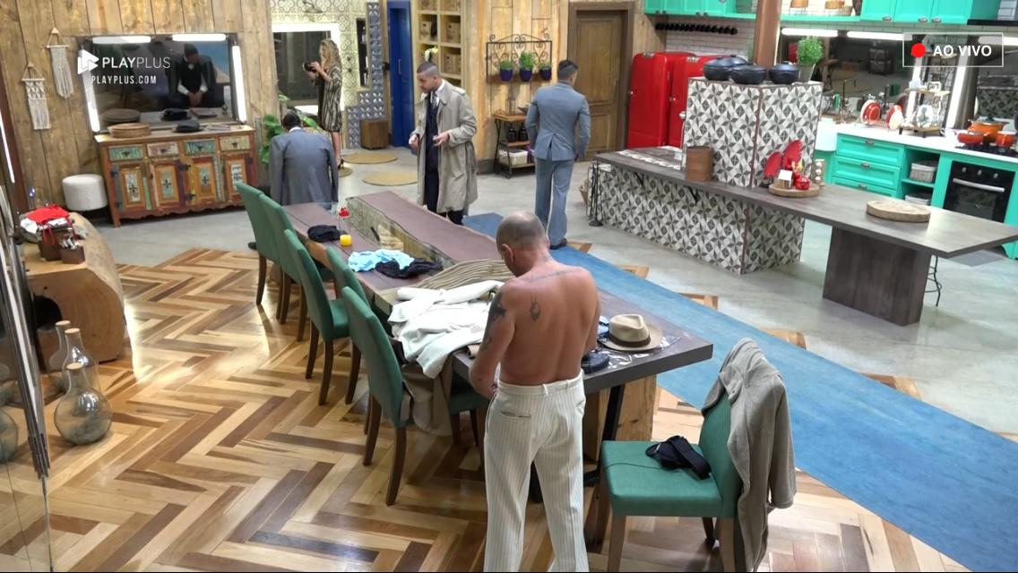 Peões aguardam início da festa do detetive