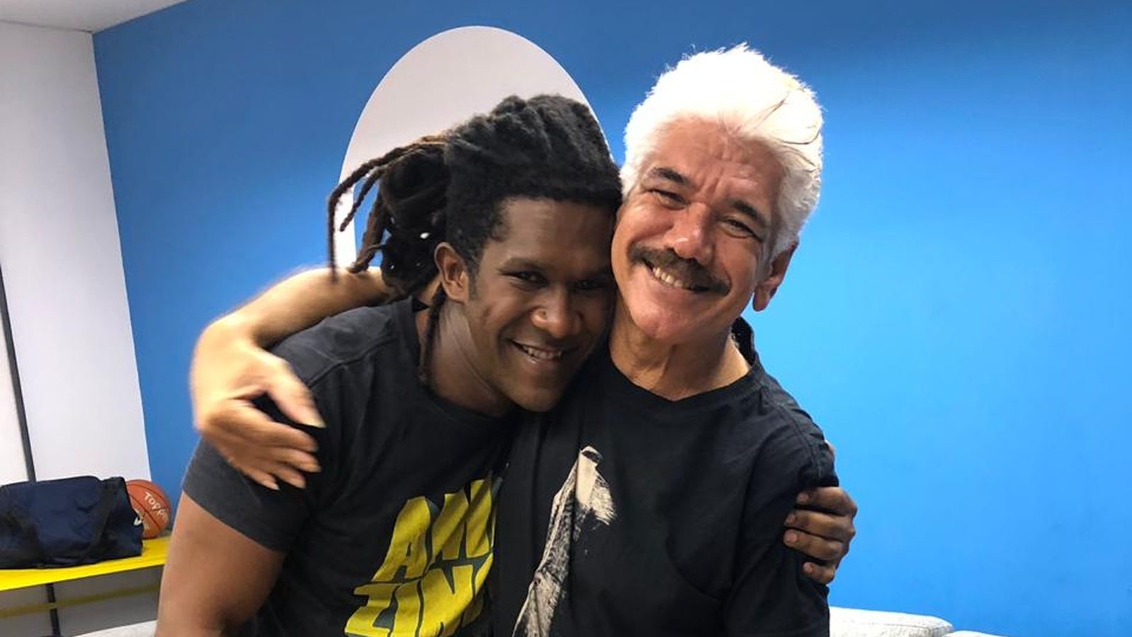André Luiz Miranda e Jackson Antunes posam juntos nos bastidores de Malhação