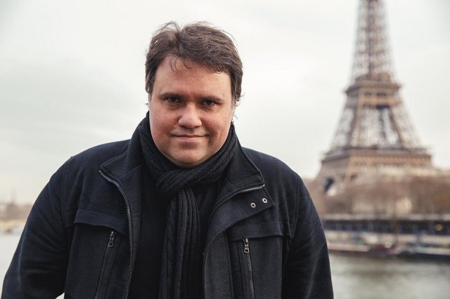 Apresentador Rodrigo Rodrigues