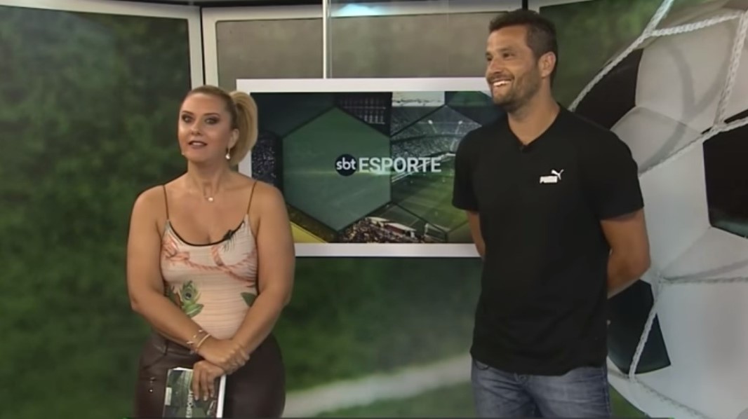 Débora de Oliveira apresentando o SBT Esporte