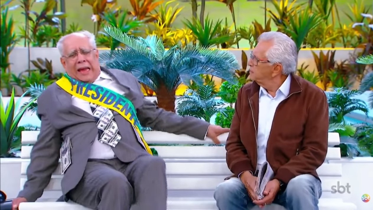 Saulo Laranjeira interpretando o deputado João Plenário no programa A Praça é Nossa