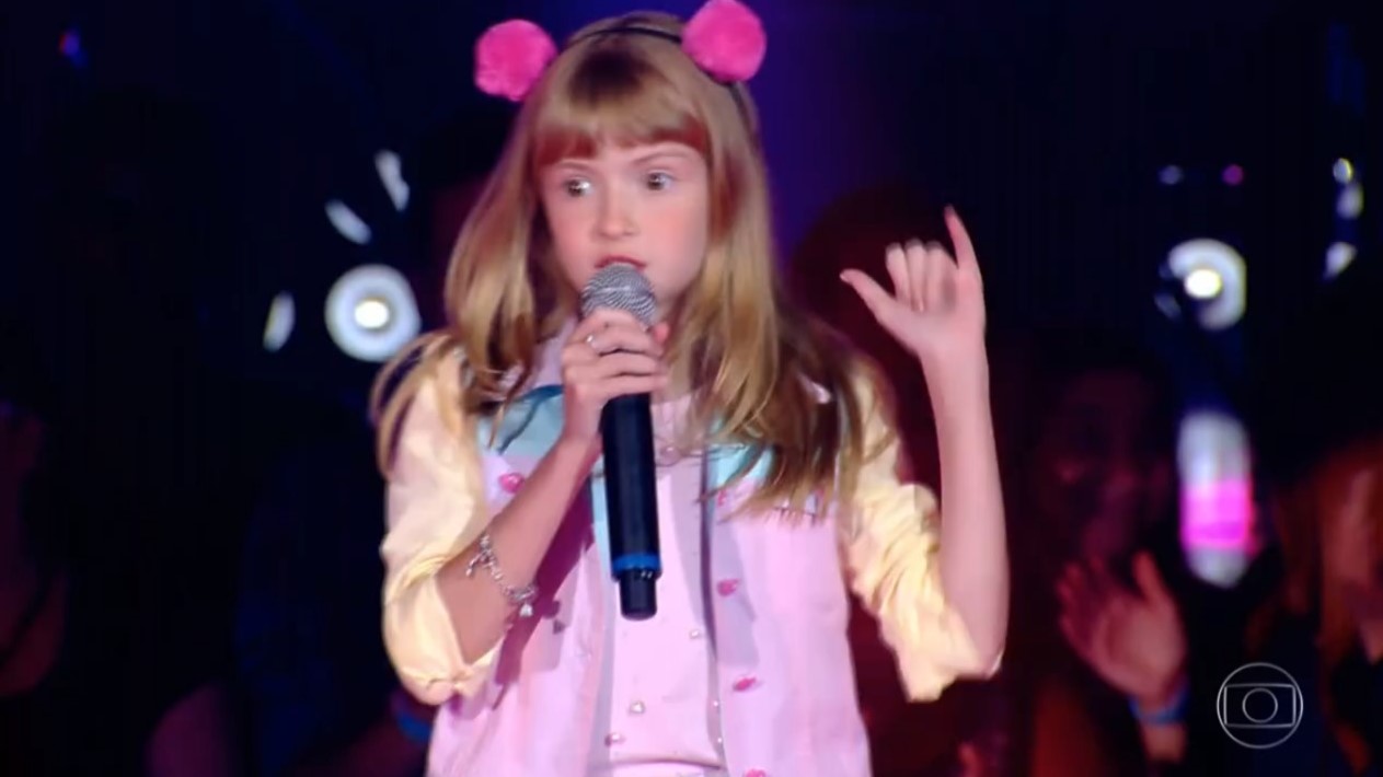 Tita Still durante apresentação no The Voice Kids