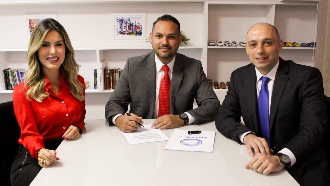 Mariana Martins assinando contrato com a Record TV Goiás