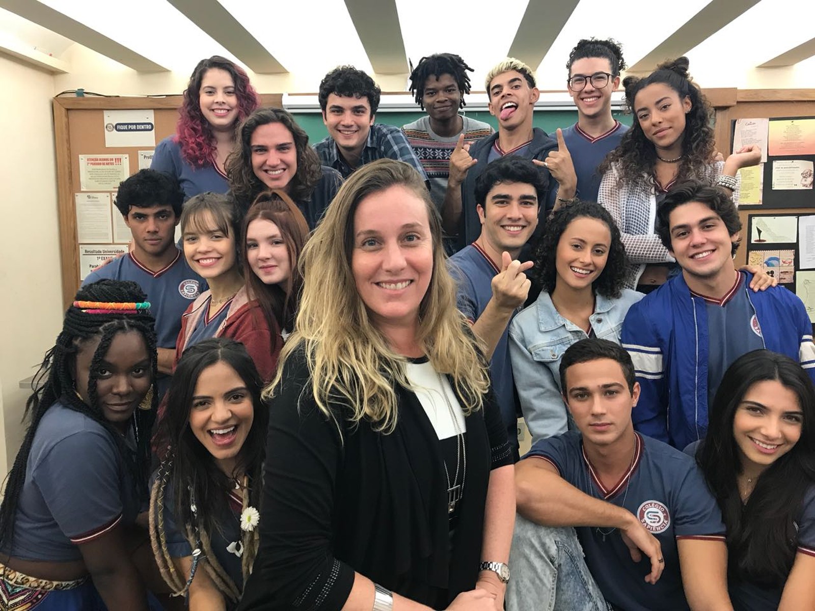 Natalia Grimberg, diretora de Malhação - Vidas Brasileiras, posa com o elenco da trama