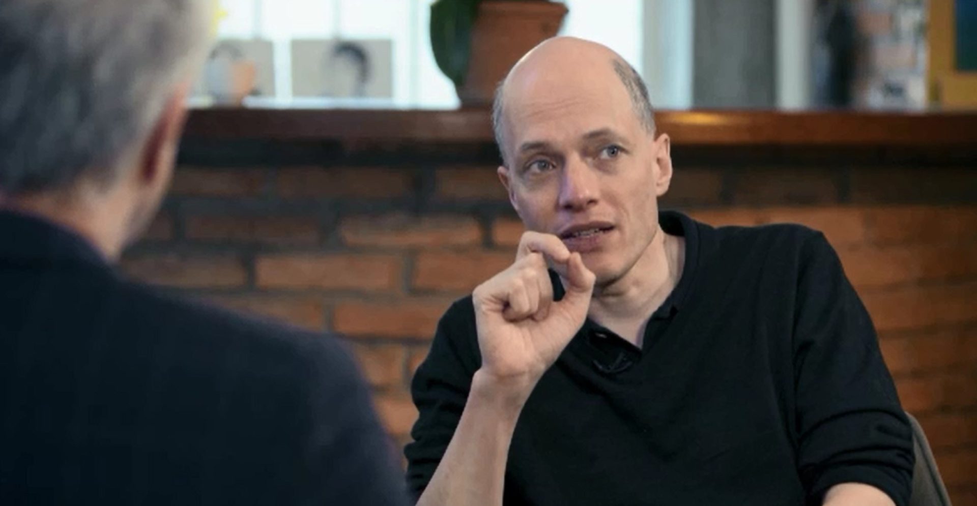Alain de Botton e Pedro Bial no Conversa com Bial (Reprodução / Globo)