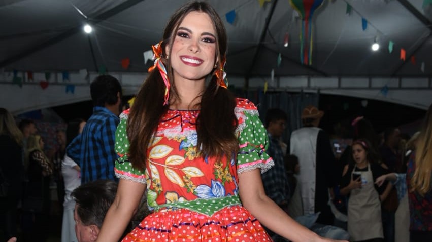 Kamilla Salgado na festa junina da Ong Florescer