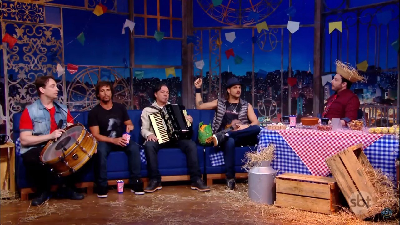 Grupo Falamansa no palco do The Noite com Danilo Gentili