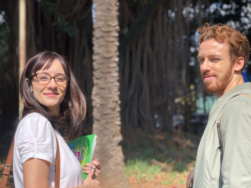 João Côrtes e Carolina Borelli nos bastidores das gravações de Sala de Professores, do canal Cine Brasil TV (Divulgação: Cine Brasil)