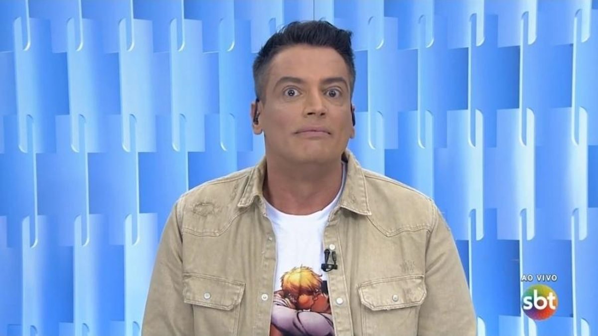 Leo Dias usando camisa em protesto contra Crivella no Fofocalizando (Reprodução/SBT)