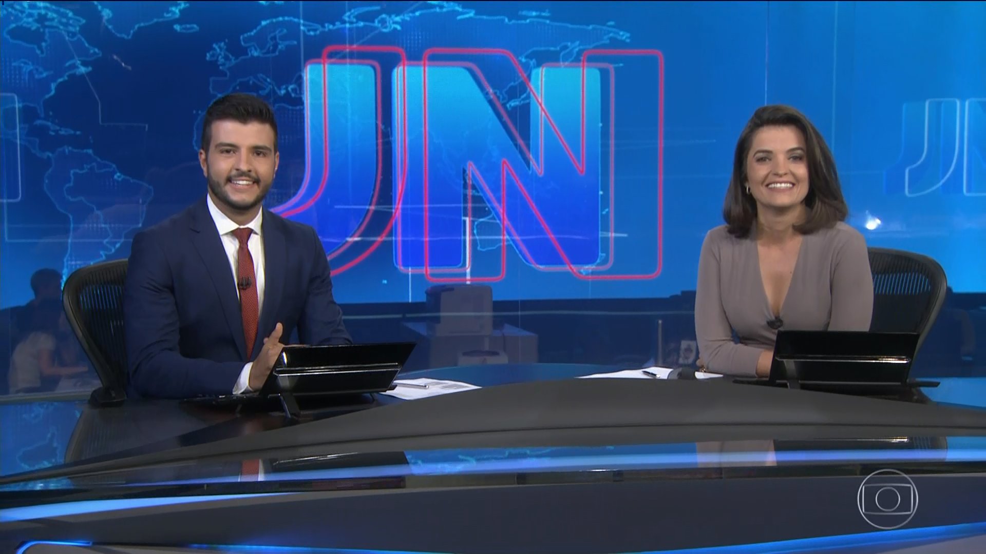 Matheus Ribeiro e Larissa Pereira na bancada do Jornal Nacional (Reprodução/Globo)