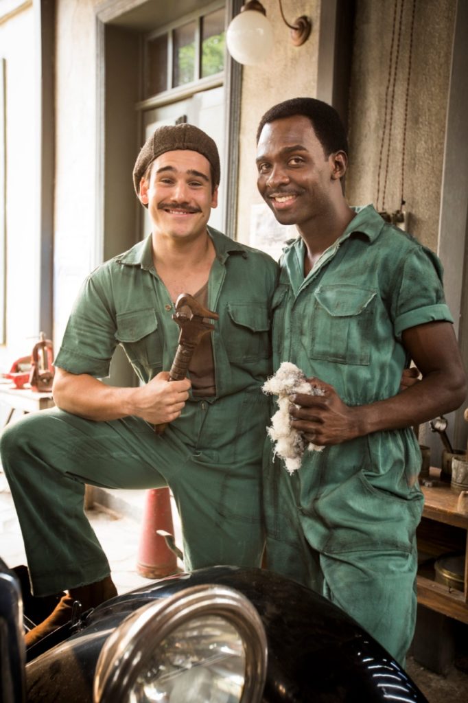 Alfredo (Nicolas Prattes) e Tião (Izak Dahora) em Éramos Seis