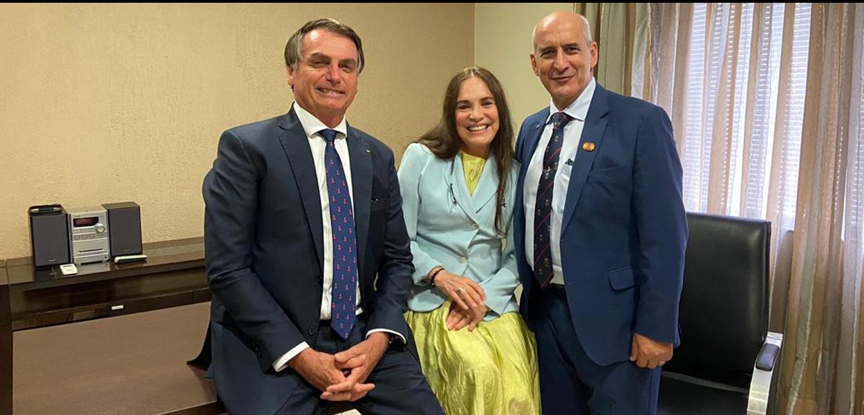 Regina Duarte em encontro com o Presidente Jair Bolsonaro: terá contrato suspenso pela Globo se aceitar cargo na Cultura (Reprodução/Facebook)