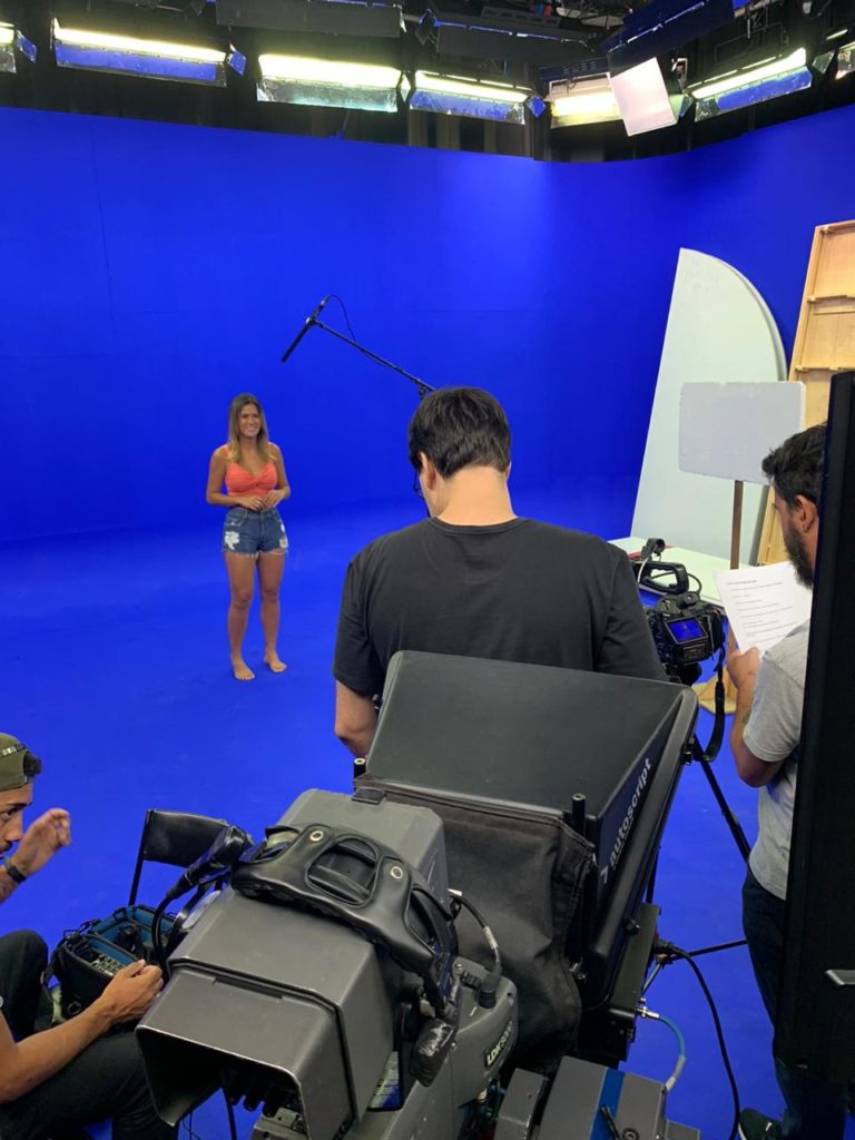 Juliana Guimarães tirando fotos para o Band Folia 2020 (Reprodução)