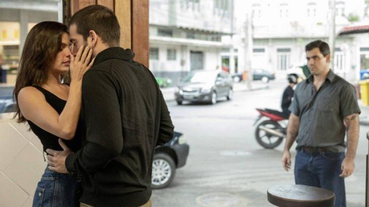 Betina (Isis Valverde), Sandro (Humberto Carrão) e Magno (Juliano Cazarré) em Amor de Mãe