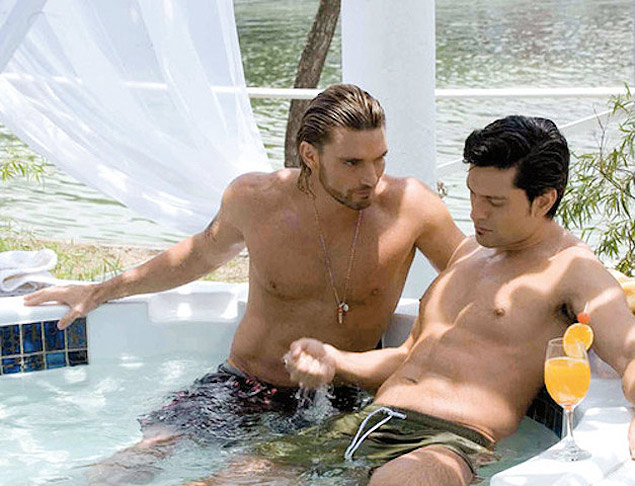 Julián Gil e Marcelo Córdoba em cena de Sortilégio (Reprodução: SBT)