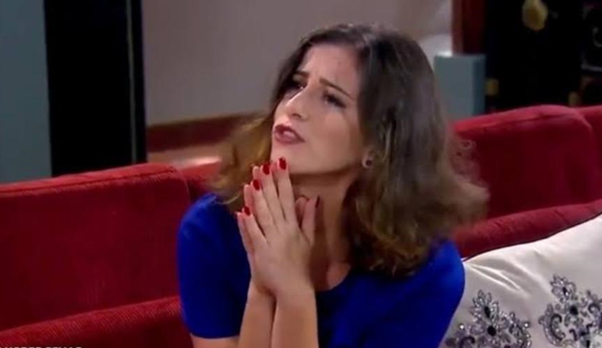 Safira chega bêbada em casa (Reprodução: SBT)