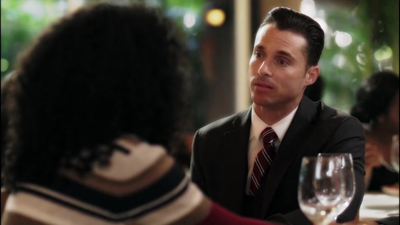 Daniel enquadra Betty e faz ameaça (Reprodução: Netflix)