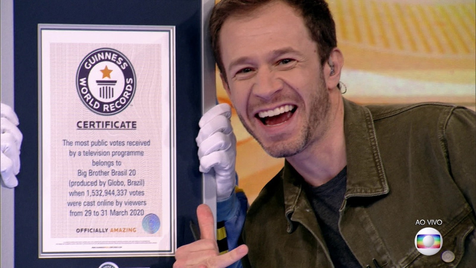 Tiago Leifert com o certificado do Guiness Book do BBB20 (Reprodução/TVGlobo)