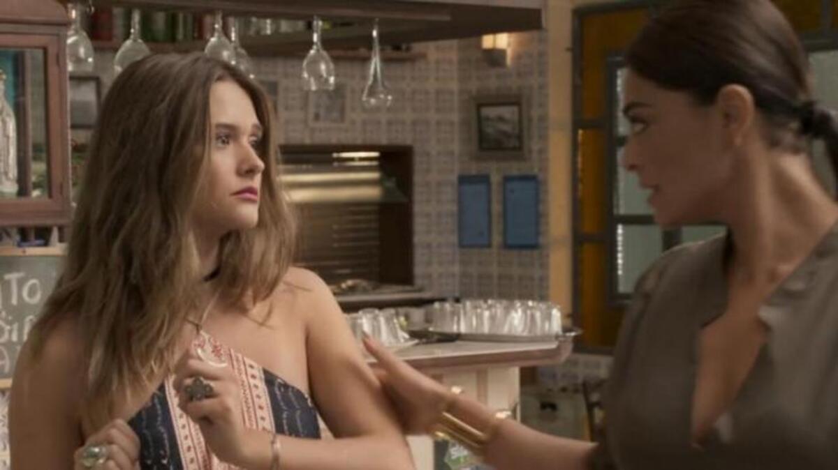 Cassandra (Juliana Paiva) e Carolina (Juliana Paes) de Totalmente Demais