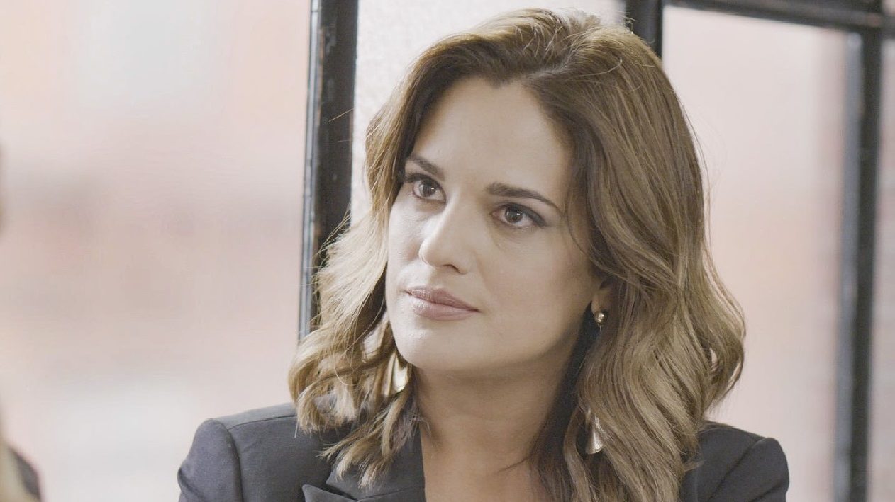 Sabrina Seara como Marcela em Betty, a Feia em Nova York (Divulgação / Telemundo)
