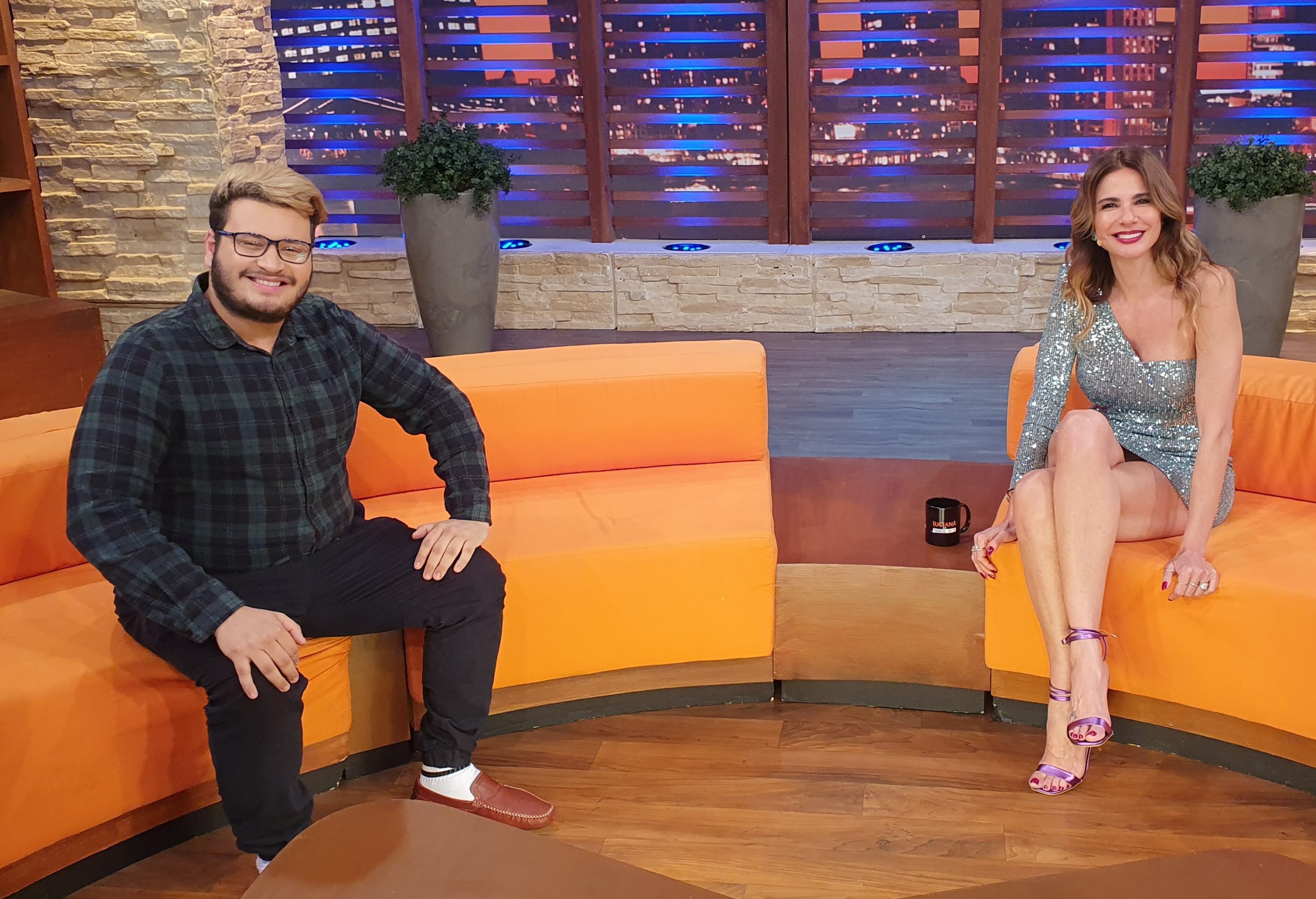 A entrevista completa com Victor Hugo vai ao ar no 'Luciana By Night' de hoje, às 23h30, na RedeTV! As entrevistas completas irão ao ar no 'Luciana By Night' de hoje, às 23h30, na RedeTV! (Divulgação: RedeTV!)