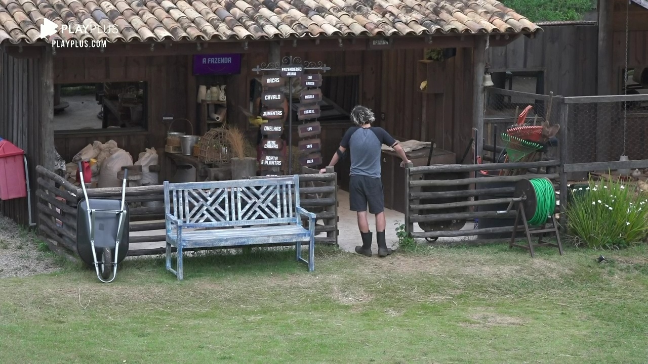 Cartolouco trabalha bêbado em A Fazenda 12 (Reprodução: PlayPlus)