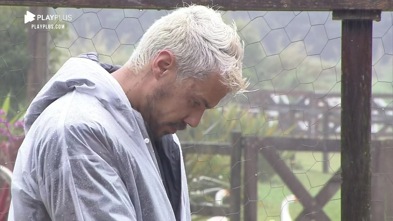 Lipe Ribeiro fica mal por não conseguir cuidar das galinhas (Reprodução: PlayPlus)