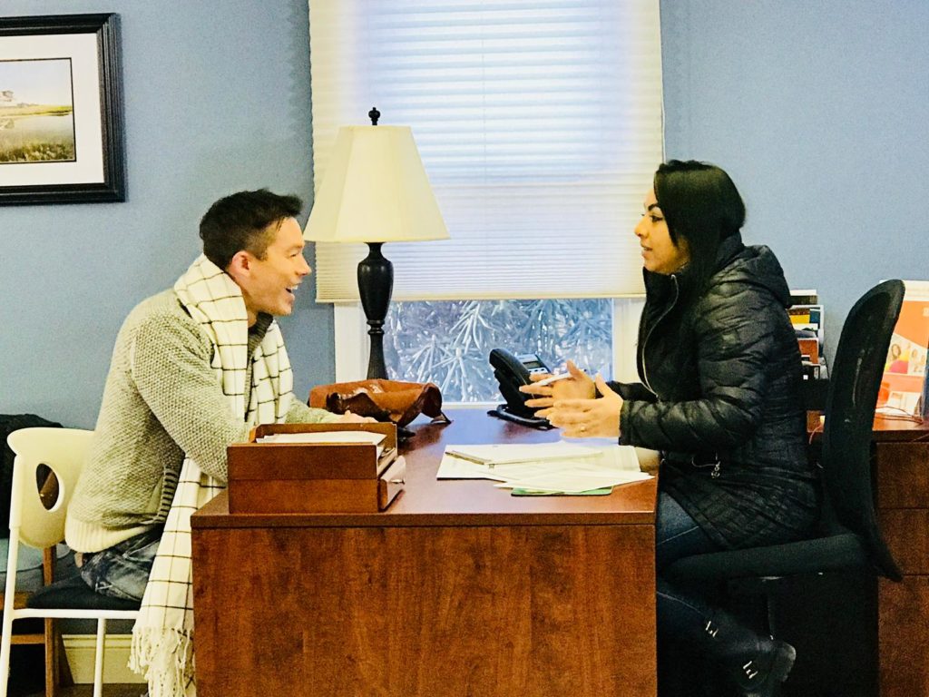 David Bromstad em seu programa, com a corretora de imóveis Renata Vieira
