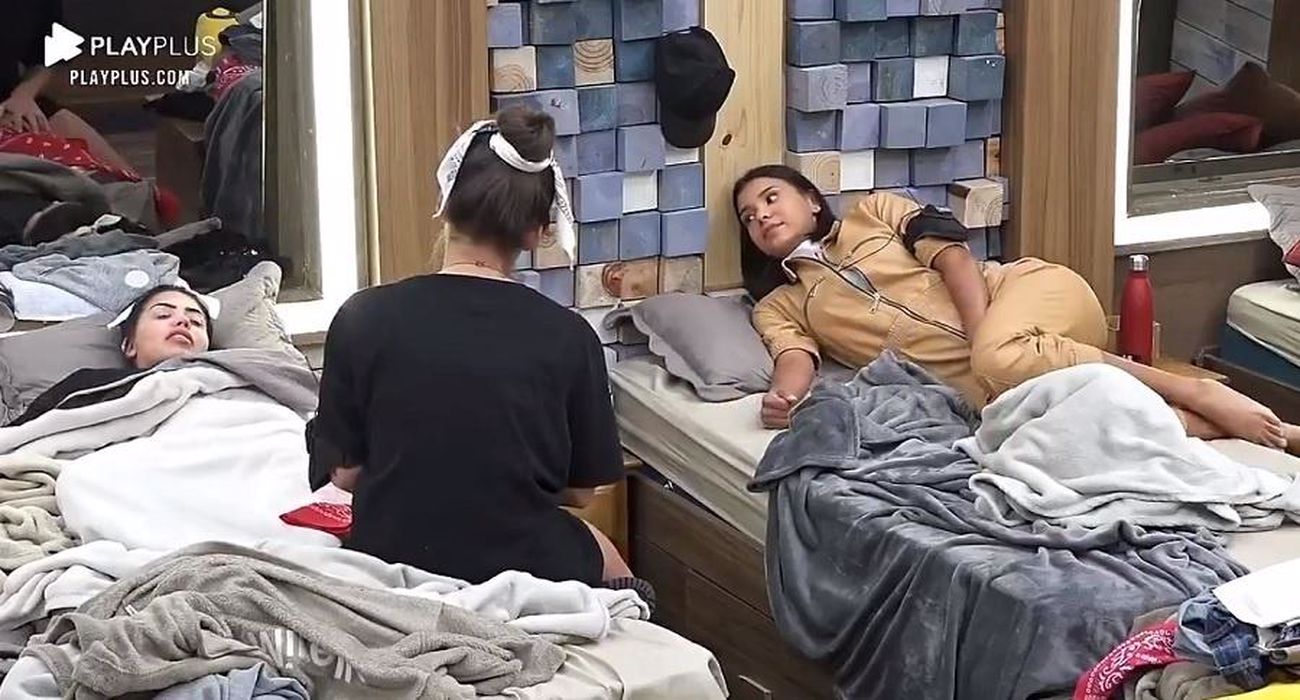 MC Mirella, Jakelyne Oliveira e Stéfani Bays