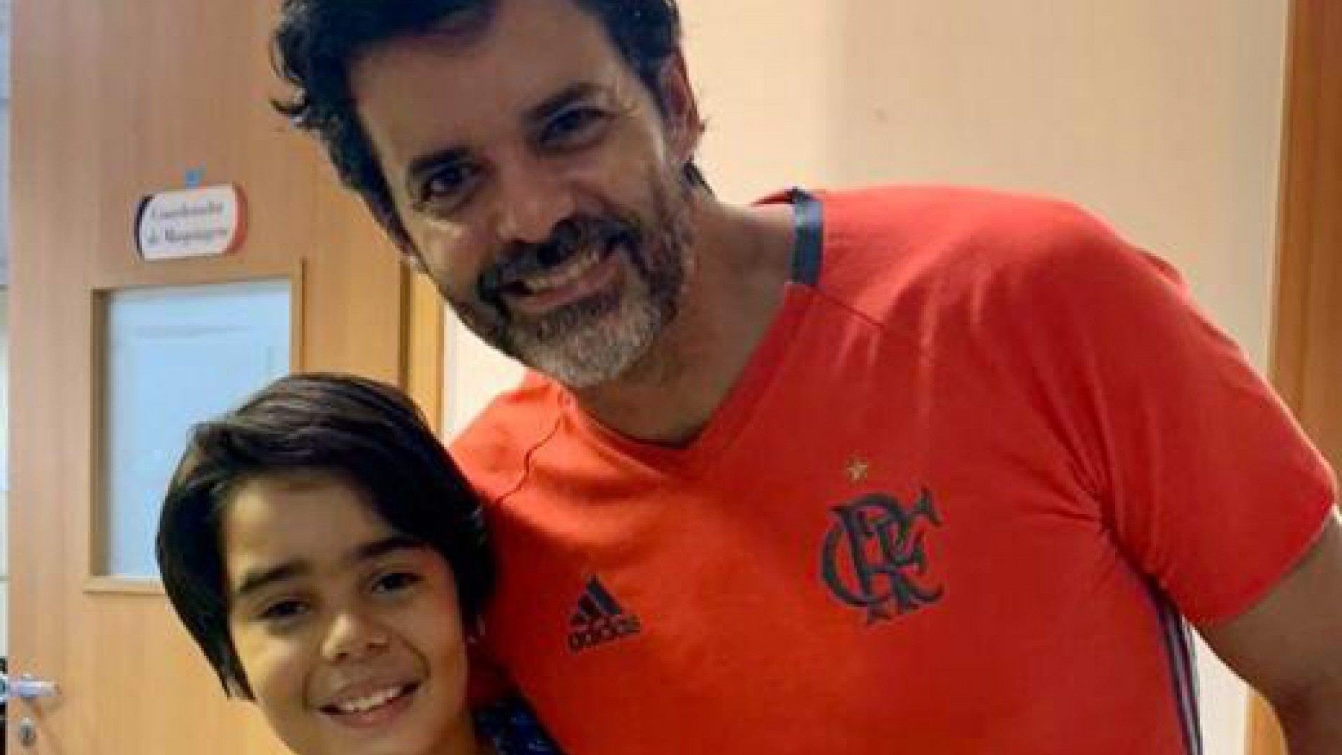 Jorge Pontual posa com Guel Villela nos bastidores de Gênesis (Divulgação)