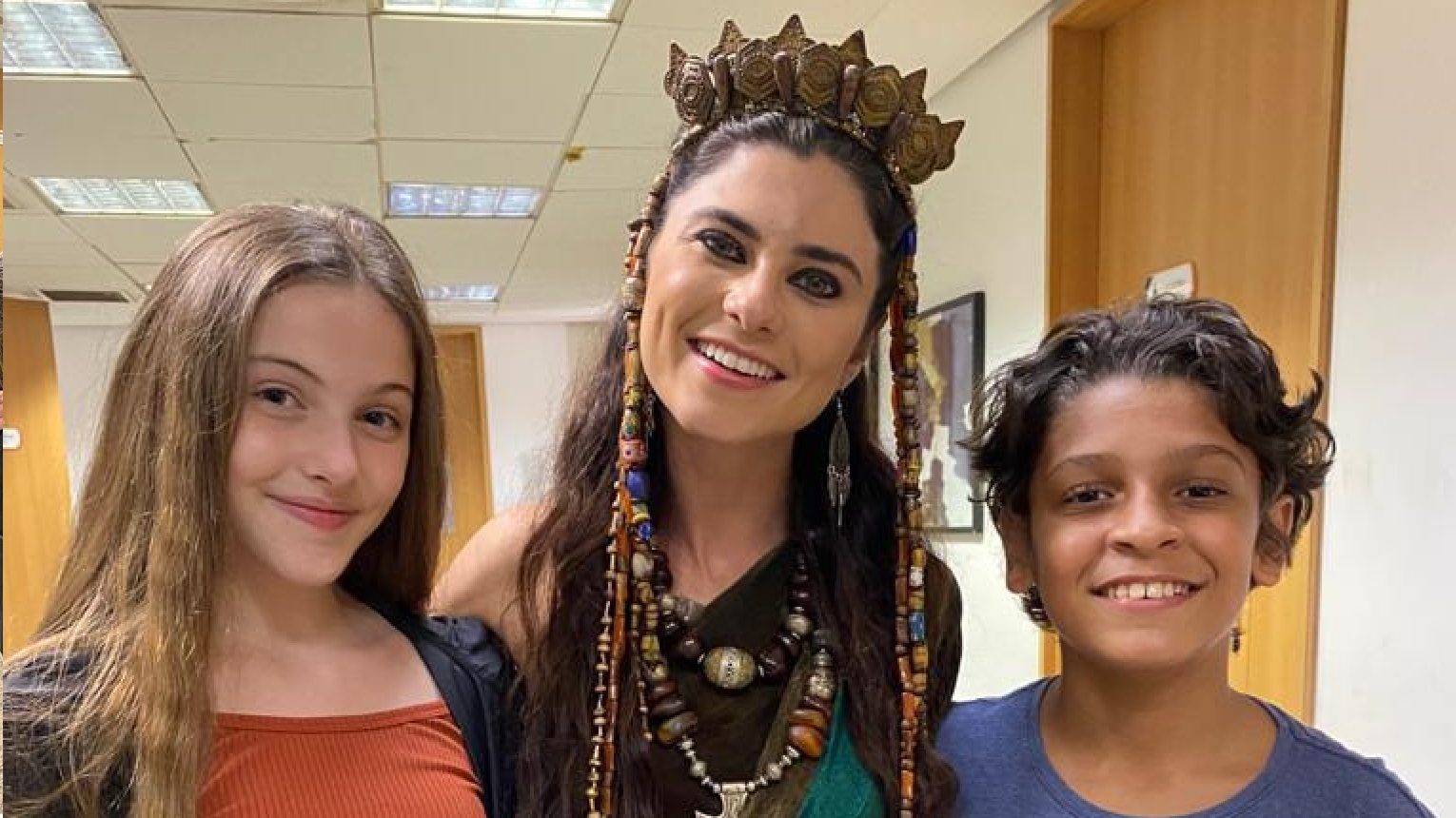 Julianne Trevisol e os atores infantis João Guilherme Fonseca e Bia Brumatti nos bastidores de Gênesis (Divulgação)