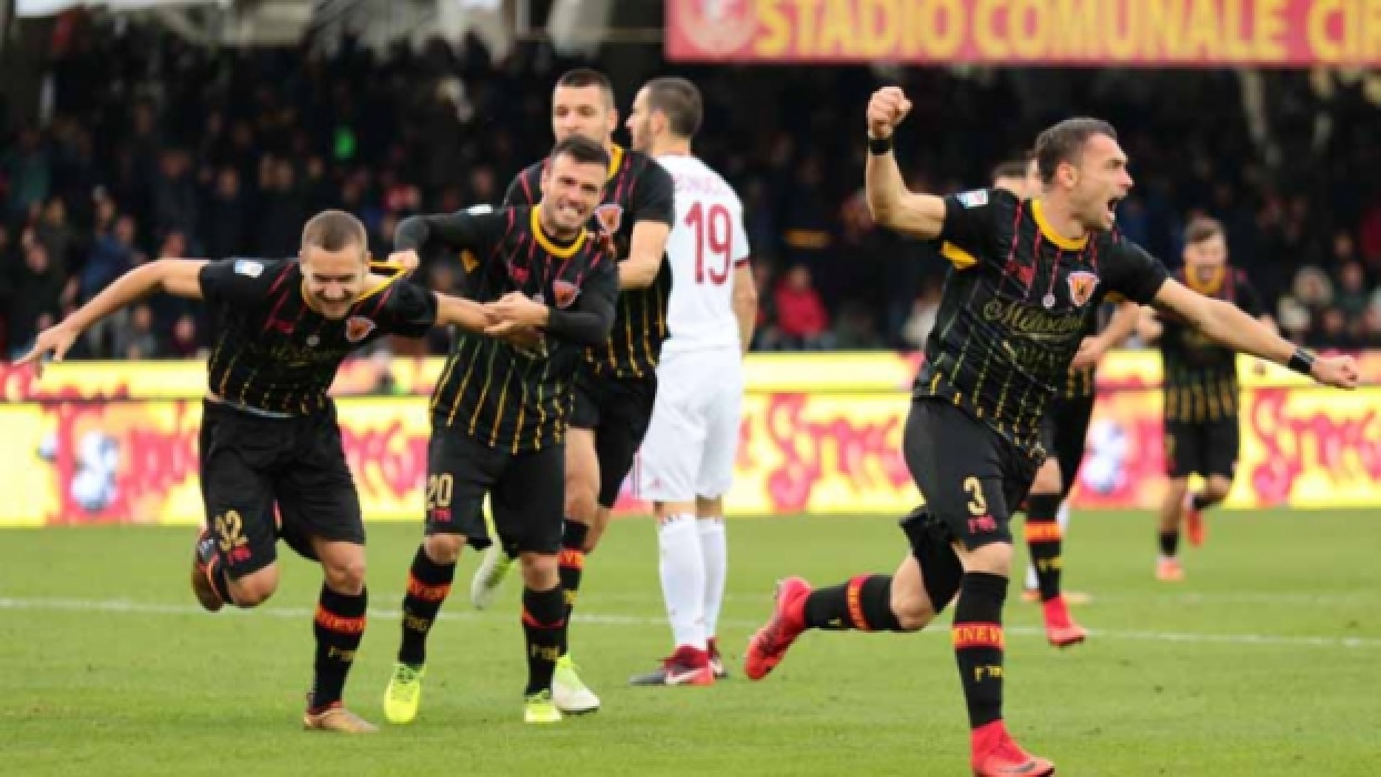 Seleções do Benevento e do Milan se enfrentam em campo em 2017 (Carlo Hermann / AFP)