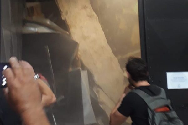 Imagem do teto desabado na Record TV Rio