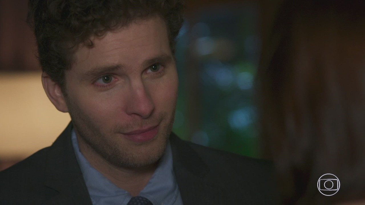 Alan (Thiago Fragoso) e Kyra (Vitória Strada) em Salve-se Quem Puder