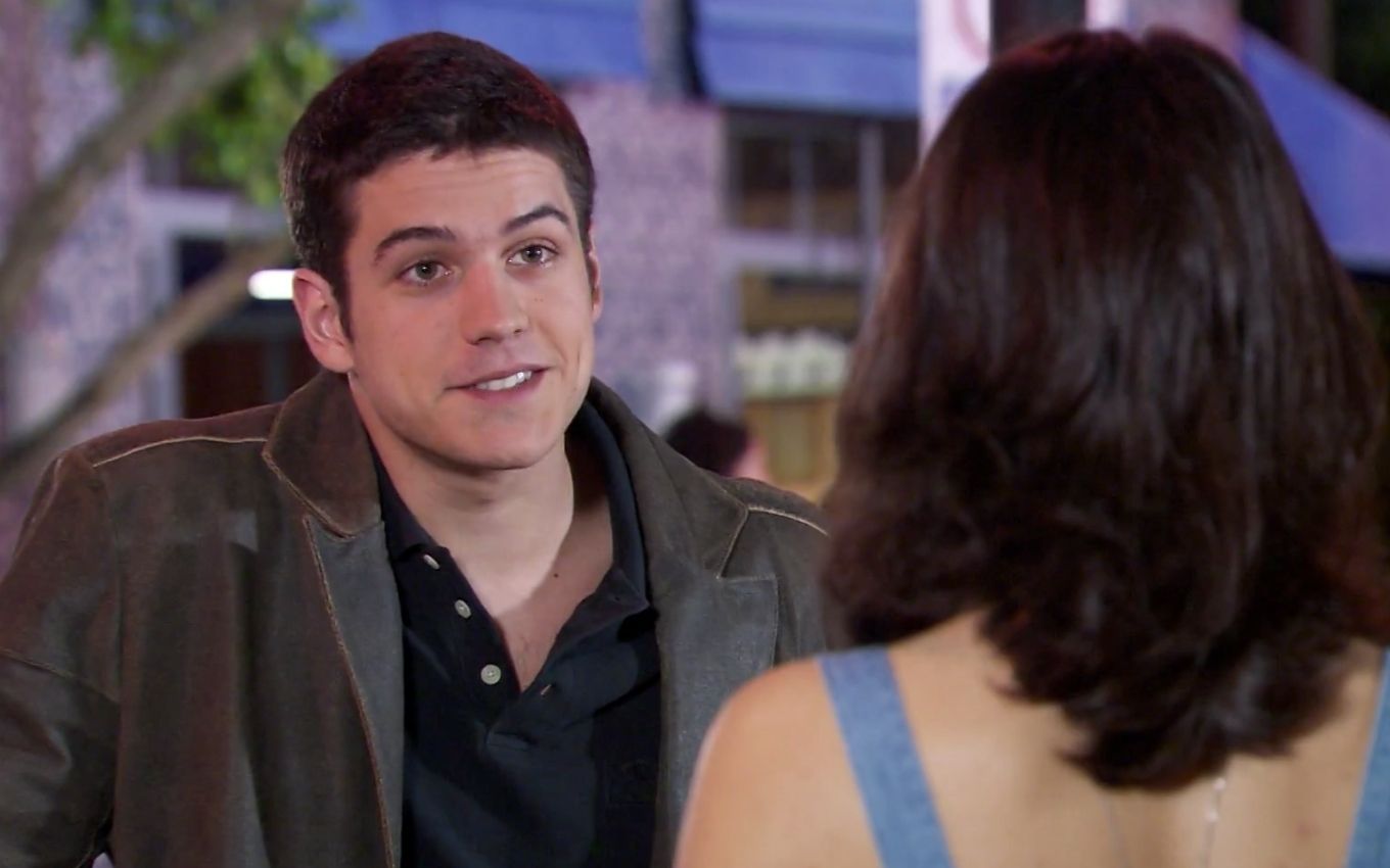 Marco Pigossi e Carolina Oliveira como Pedro e Gabi em Ti-Ti-Ti (Reprodução / Globo)