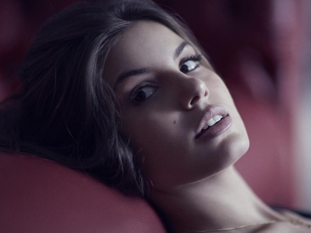 Camila Queiroz vive Angel em Verdades Secretas