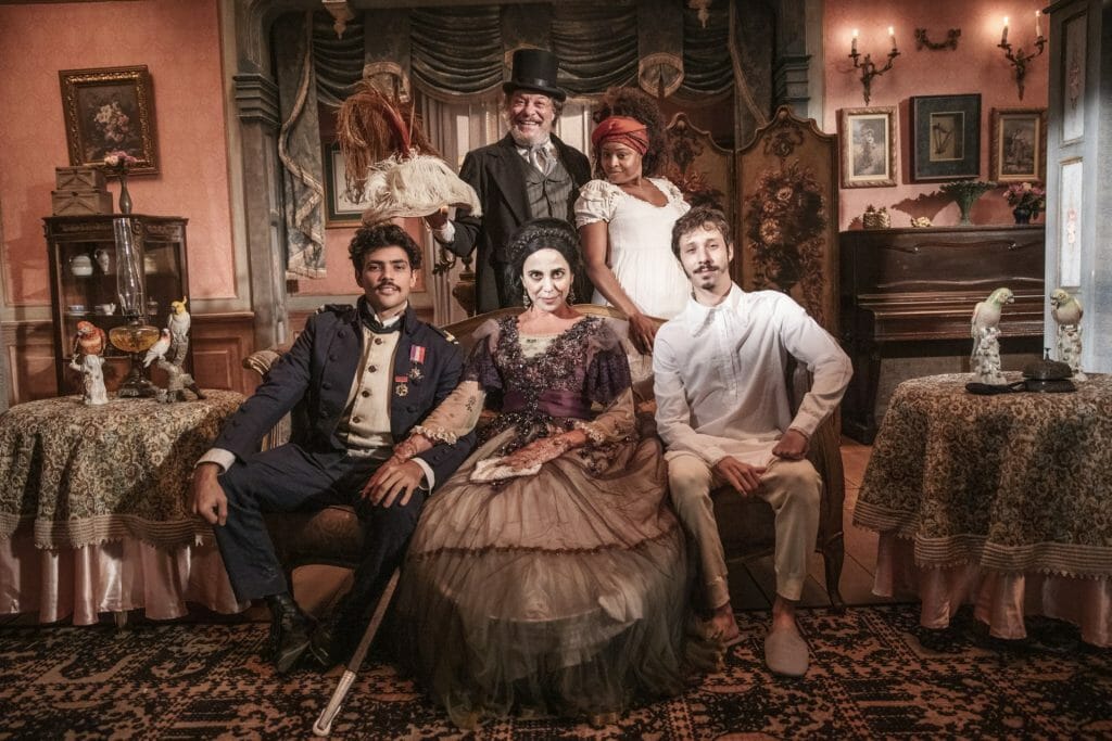 Fam&iacute;lia Pinda&iacute;ba: Lota (Paula Cohen) entre os filhos Bernardinho (Gabriel Fuentes) e Nelio (Jo&atilde;o Pedro Zappa), Batista (Ernani Moraes) e Lupita (Roberta Rodrigues) - (Divulga&ccedil;&atilde;o /TV Globo)