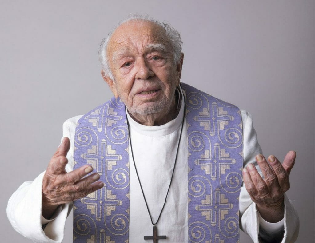 Emiliano Queiroz caracterizado como Padre Romeu de Além da Ilusão (TV Globo/Divulgação)